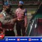 Dua anggota Provos melakukan pemantauan dan pemeriksaan saat penyekatan di akses pintu masuk tol Suramadu.
