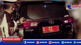 Anggota Satlantas Polres Sampang saat berada di TKP Laka Lantas yang melibatkan mobil dinas Bawaslu Jatim.