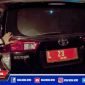 Anggota Satlantas Polres Sampang saat berada di TKP Laka Lantas yang melibatkan mobil dinas Bawaslu Jatim.