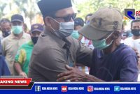 Bupati Aceh Selatan (Tgk Amran) tengah memeluk salah satu warganya.
