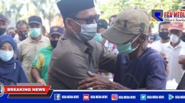 Bupati Aceh Selatan (Tgk Amran) tengah memeluk salah satu warganya.