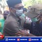 Bupati Aceh Selatan (Tgk Amran) tengah memeluk salah satu warganya.