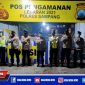 Satlantas Polres Sampang bersama petugas gabungan di Posko Pengamanan Lebaran.