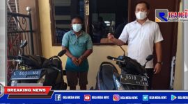 Kanit Reskrim Polsek Kenjeran Iptu Suryadi (kanan) menunjukkan pelaku dan barang bukti dua unit sepeda motor.