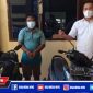 Kanit Reskrim Polsek Kenjeran Iptu Suryadi (kanan) menunjukkan pelaku dan barang bukti dua unit sepeda motor.