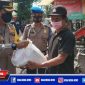 Kapolsek Asemrowo (Kompol Hari Kurniawan) saat memberikan sembako kepada tukang becak.