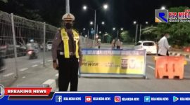 Kasat Lantas Polres Pelabuhan Tanjung Perak (AKP Eko Adi Wibowo) turun langsung lakukan penyekatan di akses tol Suramadu.