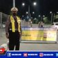 Kasat Lantas Polres Pelabuhan Tanjung Perak (AKP Eko Adi Wibowo) turun langsung lakukan penyekatan di akses tol Suramadu.