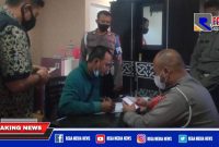 Sopir truk yang terlibat kecelakaan saat bersama anggota Satlantas Polres Pelabuhan Tanjung Perak, Surabaya.