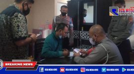 Sopir truk yang terlibat kecelakaan saat bersama anggota Satlantas Polres Pelabuhan Tanjung Perak, Surabaya.