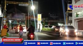 Tampak traffic light mati dan kondisi arus lalu lintas di simpang tiga Jl. Panglima Sudirman, Sampang kota, semrawut.