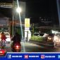 Tampak traffic light mati dan kondisi arus lalu lintas di simpang tiga Jl. Panglima Sudirman, Sampang kota, semrawut.