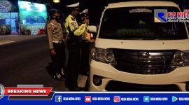 Petugas kepolisian dan Instansi terkait saat melakukan penyekatan di perbatasan Pamekasan-Sampang.