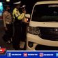 Petugas kepolisian dan Instansi terkait saat melakukan penyekatan di perbatasan Pamekasan-Sampang.