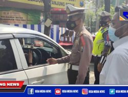 Polsek Krembangan Penyekatan di Pintu Exit Tol Perak Surabaya