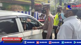 Petugas tengah memberhentikan dan melakukan pemeriksaan kendaraan yang melintas.