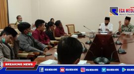 Penyampaian aspirasi dari Aliansi Masyarakat Pinggir Kota terkait isu ditundanya Pilkades kepada Komisi I DPRD Sampang.