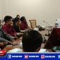Penyampaian aspirasi dari Aliansi Masyarakat Pinggir Kota terkait isu ditundanya Pilkades kepada Komisi I DPRD Sampang.