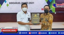 Bupati Pamekasan (Baddrut Tamam), saat menerima sertifikat Opini Wajar Tanpa Pengecualian di Kantor BPK Jawa Timur.