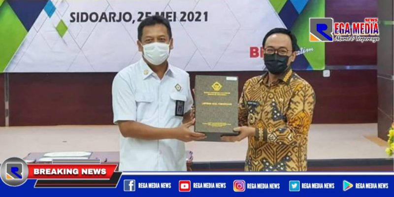 Bupati Pamekasan (Baddrut Tamam), saat menerima sertifikat Opini Wajar Tanpa Pengecualian di Kantor BPK Jawa Timur.