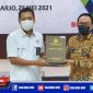 Bupati Pamekasan (Baddrut Tamam), saat menerima sertifikat Opini Wajar Tanpa Pengecualian di Kantor BPK Jawa Timur.