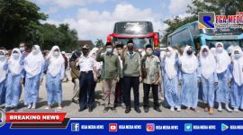 Bupati Pamekasan (Baddrut Tamam) saat melepas ratusan santri balik ke pondok pesantren.