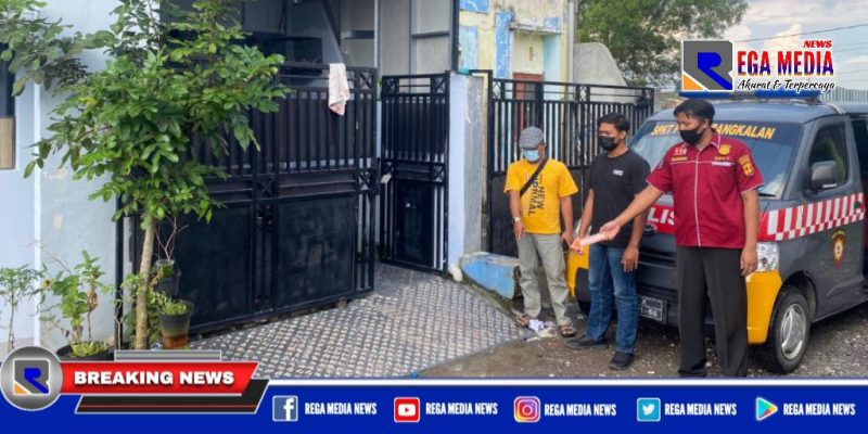 Polisi saat melakukan identifikasi dirumah korban pencurian kendaraan bermotor (curanmor).