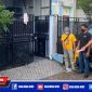 Polisi saat melakukan identifikasi dirumah korban pencurian kendaraan bermotor (curanmor).