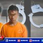 Dua pemuda warga Tambak Asri, Krembangan, Surabaya, saat diamankan di Mapolsek Karangpilang.