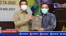 Bupati Sampang (H. Slamet Junaidi) saat menerima penghargaan/sertifikat opini WTP dari BPK.