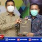 Bupati Sampang (H. Slamet Junaidi) saat menerima penghargaan/sertifikat opini WTP dari BPK.