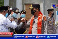 Kapolda Aceh (Irjen Pol Wahyu Widada) di sambut Bupati Aceh Selatan dan sejumlah pejabata saat kunjungan ke Posko PPKM di Gampong Tepi Air.
