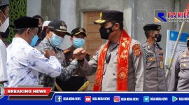 Kapolda Aceh (Irjen Pol Wahyu Widada) di sambut Bupati Aceh Selatan dan sejumlah pejabata saat kunjungan ke Posko PPKM di Gampong Tepi Air.