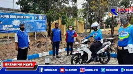 Anggota Satlantas Polres Pamekasan saat memberikan pelatihan uji prakte pada pemohon SIM lewat program PETIS.