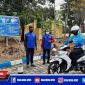 Anggota Satlantas Polres Pamekasan saat memberikan pelatihan uji prakte pada pemohon SIM lewat program PETIS.