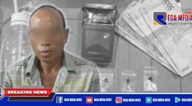 Tersangka (SD) beserta barang bukti narkoba jenis sabu-sabu, saat diamankan di Mapolsek Semampir.