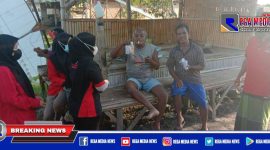 Warga Arosbaya terlihat bahagia menerima bantuan nutrisi dari PAC PDI Perjuangan Arosbaya