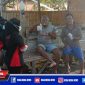 Warga Arosbaya terlihat bahagia menerima bantuan nutrisi dari PAC PDI Perjuangan Arosbaya