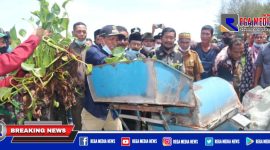 Bupati Aceh Selatan (Tgk Amran) saat memperaktekkan cara mengelola eceng gondok menjadi pupuk.