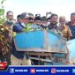 Bupati Aceh Selatan (Tgk Amran) saat memperaktekkan cara mengelola eceng gondok menjadi pupuk.