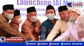 RKH. Muddatsir Badruddin (kanan) didampingi beberapa tokoh nasional saat launching IAI-MU dan Klinik Pratama Al Miftah.