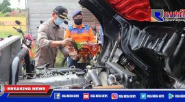Bupati Aceh Selatan (Tgk Amran) saat mengecek mesin mobil pemadam kebakaran baru yang ditempatkan di wilayah Bakongan.