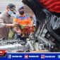Bupati Aceh Selatan (Tgk Amran) saat mengecek mesin mobil pemadam kebakaran baru yang ditempatkan di wilayah Bakongan.