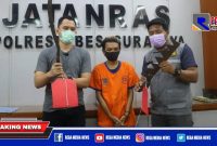 Jatanras Satreskrim Polresrabes Surabaya menunjukkan barang bukti senjata tajam yang digunakan seorang remaja diamankan saat hendak tawuran.