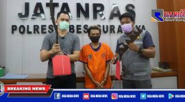 Jatanras Satreskrim Polresrabes Surabaya menunjukkan barang bukti senjata tajam yang digunakan seorang remaja diamankan saat hendak tawuran.
