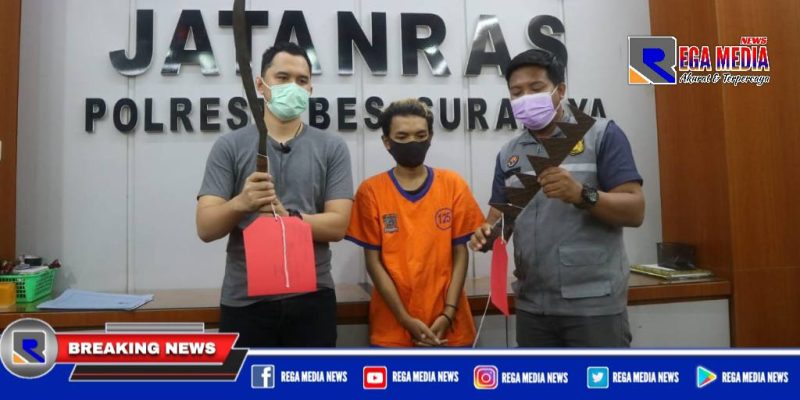 Jatanras Satreskrim Polresrabes Surabaya menunjukkan barang bukti senjata tajam yang digunakan seorang remaja diamankan saat hendak tawuran.