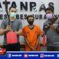 Jatanras Satreskrim Polresrabes Surabaya menunjukkan barang bukti senjata tajam yang digunakan seorang remaja diamankan saat hendak tawuran.