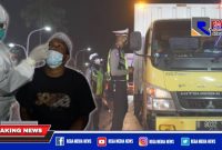 Petugas gabungan saat melakukan penyekatan dan test rapid antigen kepada pengendara.
