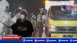 Petugas gabungan saat melakukan penyekatan dan test rapid antigen kepada pengendara.