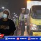Petugas gabungan saat melakukan penyekatan dan test rapid antigen kepada pengendara.